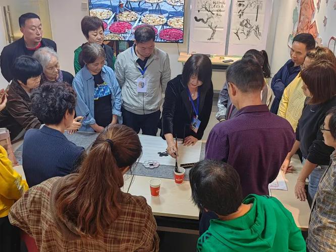 西安军旅书画艺术家文化交流委员会成员走进社区老年大学开展书画指导